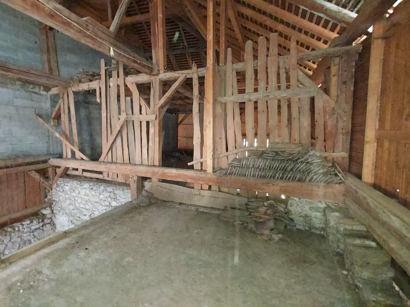 Grange inhabitée depuis 50 ans